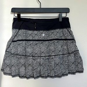Lululemon Pace Setter Plush Black Ghost White Floral active skirt. Size 4